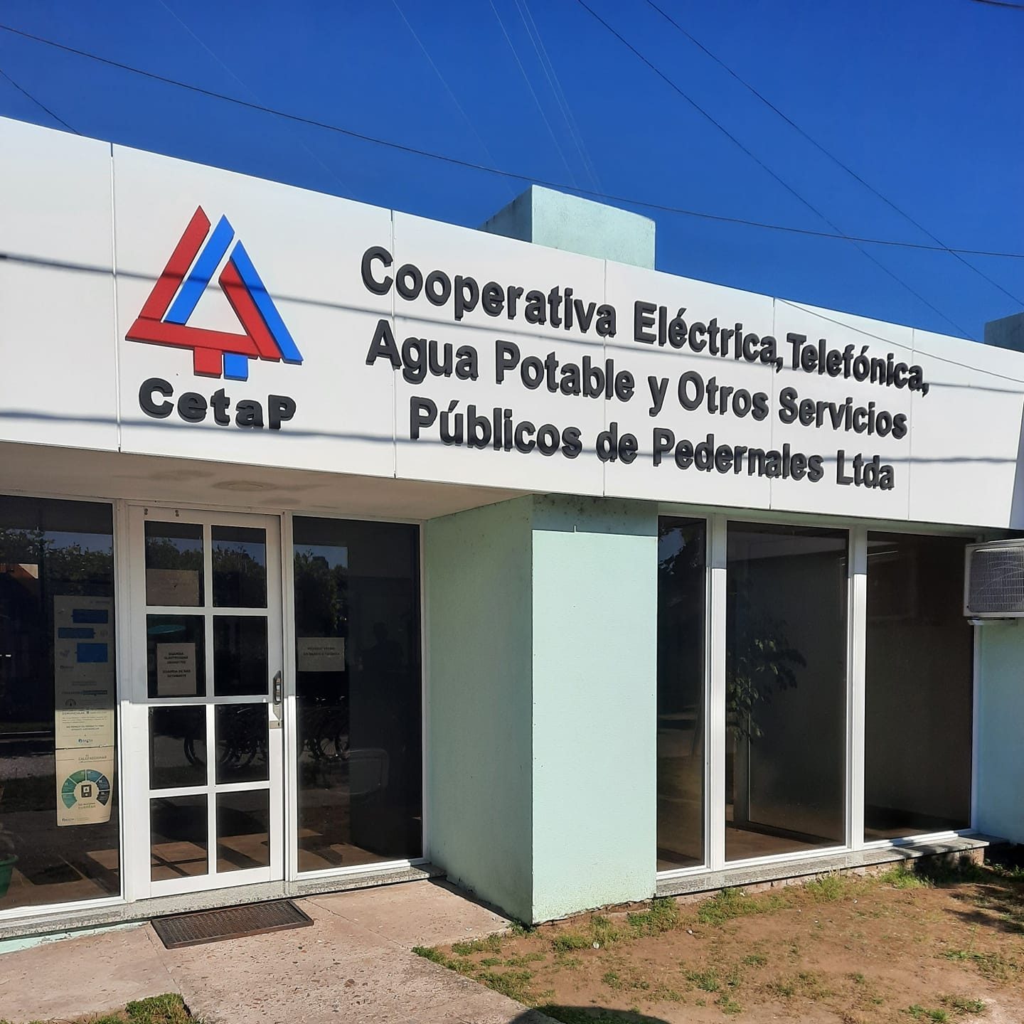 El Banco Provincia de Pedernales continuará sus funciones en oficinas cedidas en el edificio de la Cooperativa Eléctrica, Telefónica, Agua Potable y otros Servicios Públicos de la localidad. 