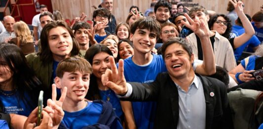 Axel Kicillof adelantó el lanzamiento del MDF Juventud y avanza a paso firme en la estrategia que desplegó para fortalecer su armado de cara a 2027.