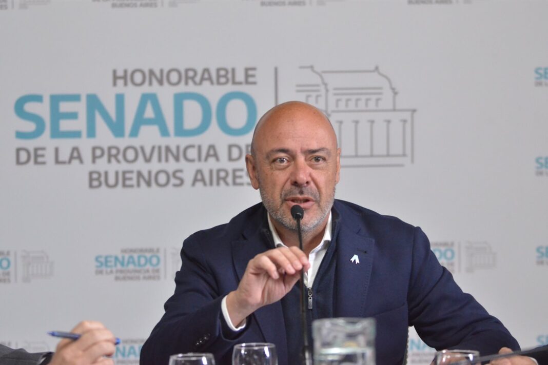 El senador bonaerense de Fuerza Patria, Adrián Santarelli, asumió al frente de la comisión de Relaciones Internacionales, Comercio Exterior y Mercosur de la Cámara Alta.