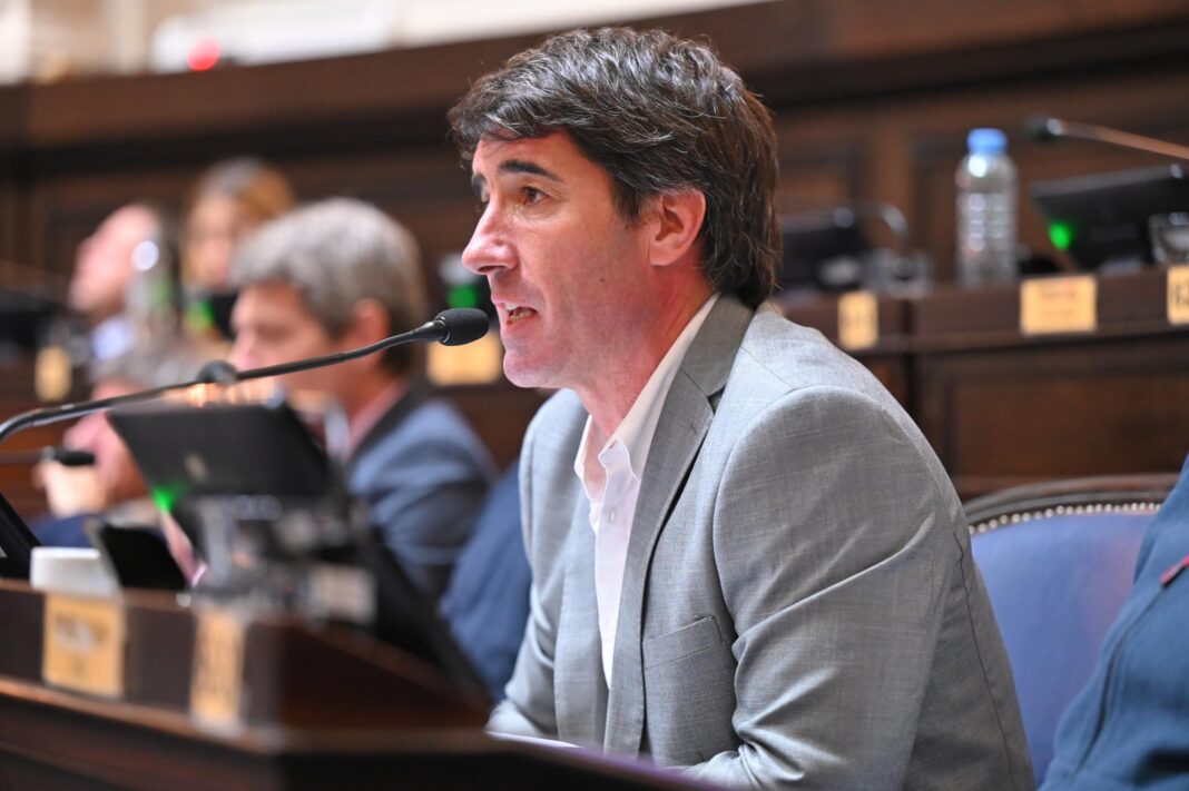 El diputado radical Matías Civale reforzó el pedido opositor para interpelar a Homero Giles por la crisis prestacional que atraviesa el IOMA.