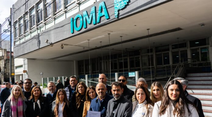 Legisladores libertarios irrumpieron en el IOMA: piden explicaciones por los recortes Legisladores libertarios irrumpieron en la sede central del IOMA, en donde presentaron un pedido de acceso a la información pública, en medio de la crisis de la obra social.