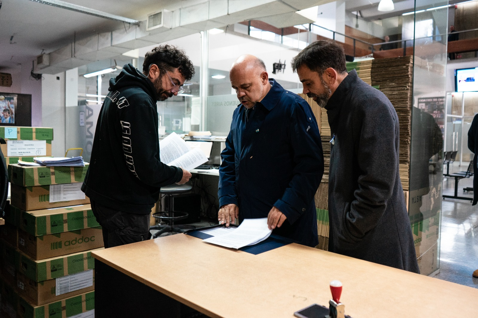 Legisladores libertarios irrumpieron en la sede central del IOMA, en donde presentaron un pedido de acceso a la información pública, en medio de la crisis de la obra social.