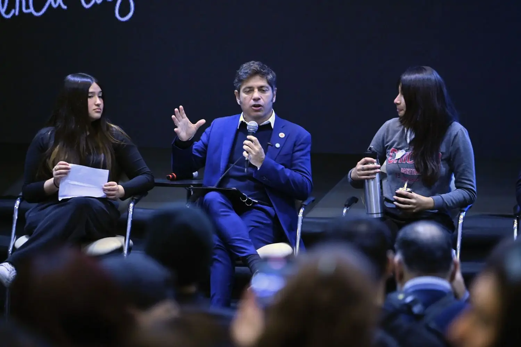 Tras reclamar por el recorte al Régimen de Zonas Frías, el gobernador Axel Kicillof encabezó un conversatorio sobre salud mental con más de 300 estudiantes de secundaria.