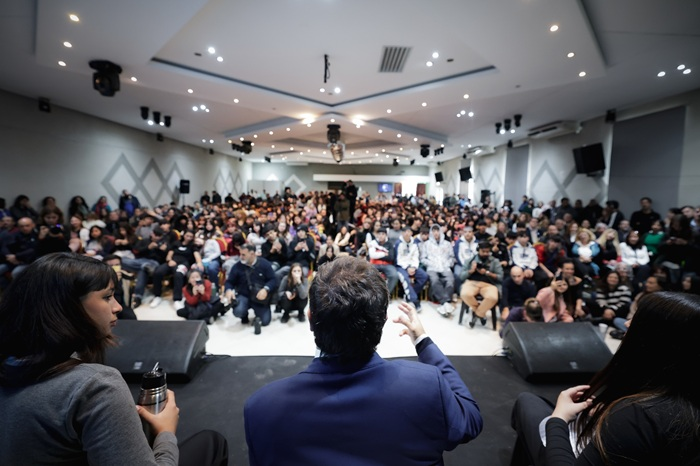 Tras reclamar por el recorte al Régimen de Zonas Frías, el gobernador Axel Kicillof encabezó un conversatorio sobre salud mental con más de 300 estudiantes de secundaria. 