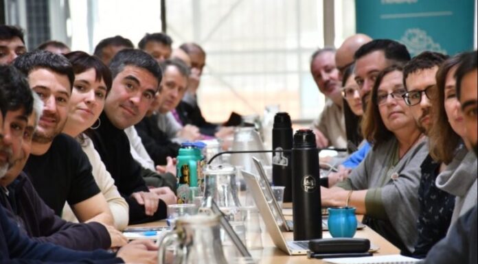 Paritarias: Kicillof activa la cláusula de revisión salarial de los estatales bonaerenses El Gobierno de Axel Kicillof activará este viernes la clausula de revisión para actualizar los salarios de los estatales bonaerense, aunque hay poca expectativa en los gremios.