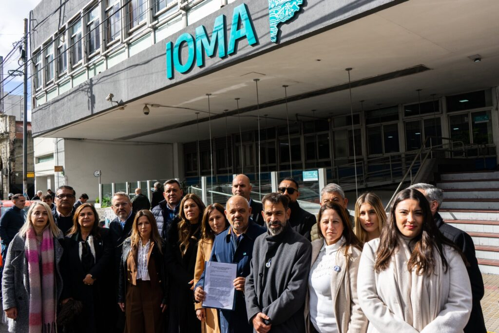 Legisladores libertarios irrumpieron en la sede central del IOMA, en donde presentaron un pedido de acceso a la información pública, en medio de la crisis de la obra social.