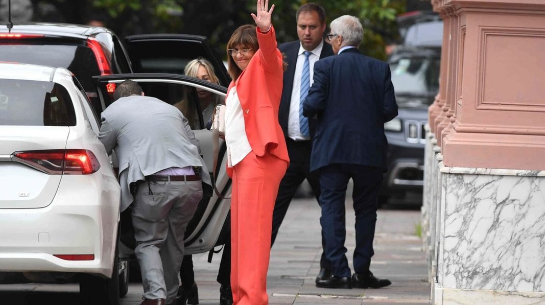 El Gobierno nacional ratificó la presencia de Patricia Bullrich en la mesa política libertaria, pese a la tensión con Karina Milei.