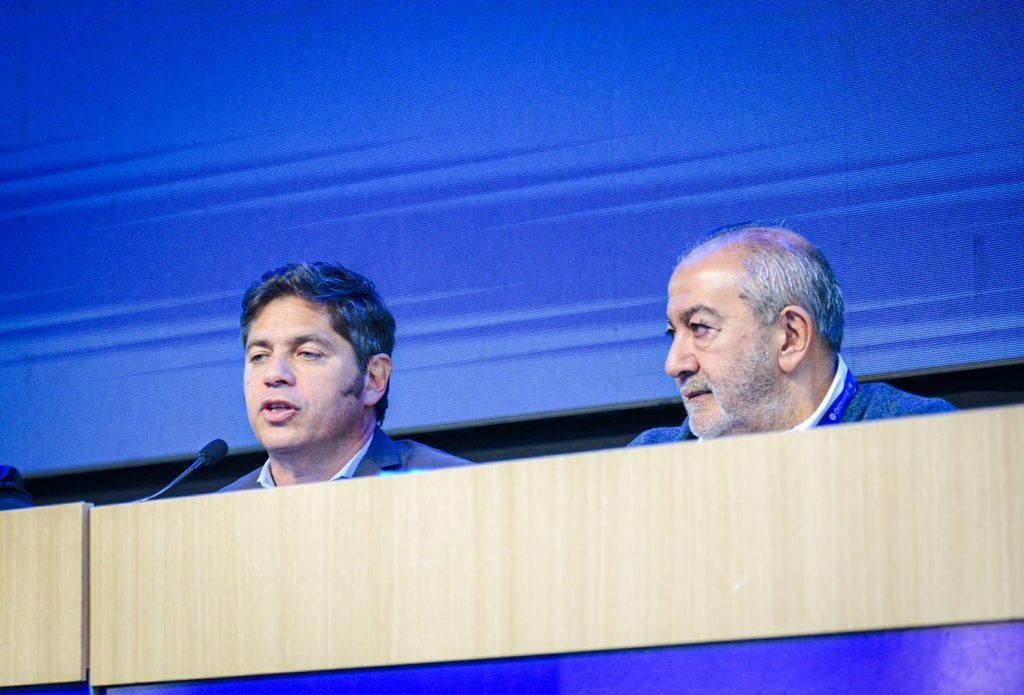 El gobernador Axel Kicillof junto con el excosecretario de la CGT, Héctor Daer.