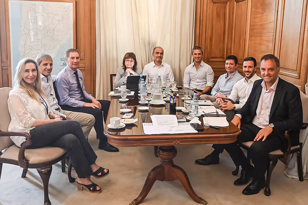 El Gobierno de Milei convocará este martes a la mesa política de La Libertad Avanza para intentar desactivar la interna entre Santiago Caputo y Martín Menem.