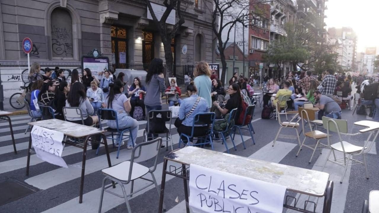 Las universidades públicas trasladarán las clases abiertas al Palacio de Tribunales luego de las protestas que los gremios realizaron frente a uno de los domicilios de Manuel Adorni.