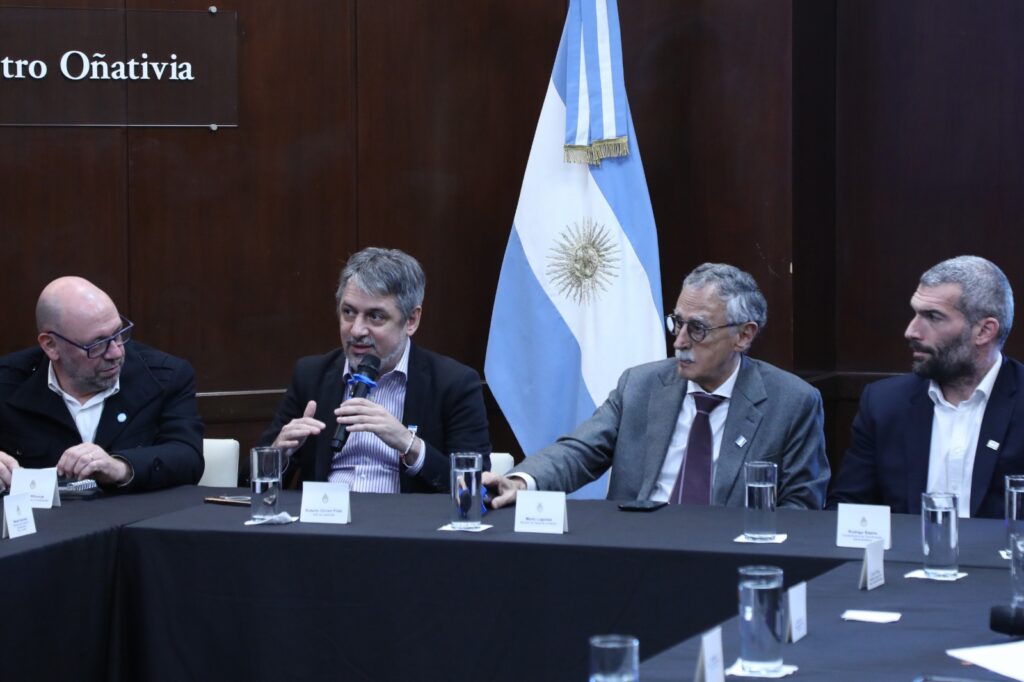 Autoridades de los Hospitales SAMIC se reunieron con el ministro de Salud de la Nación, Mario Lugones, y expusieron su preocupación por la deuda de Kicillof con los nosocomios. 