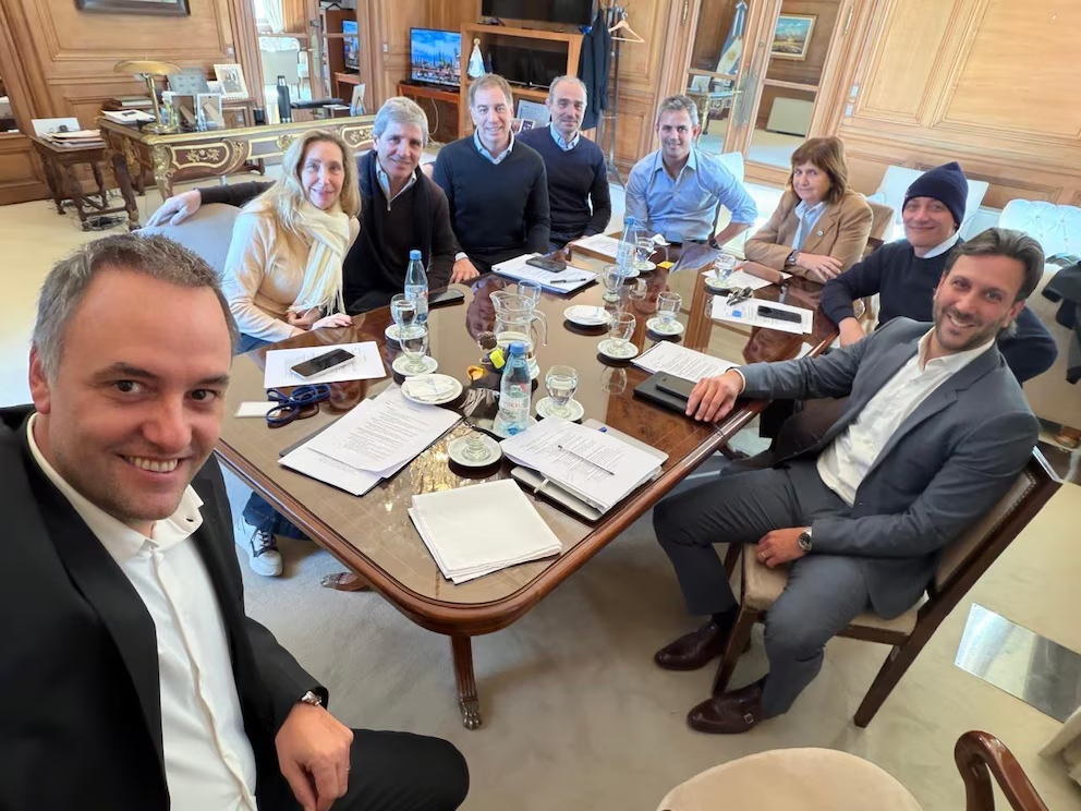 En medio de las internas, el jefe de Gabinete, Manuel Adorni, reunió este martes a la mesa política libertaria para diagramar un nuevo paquete de reformas.