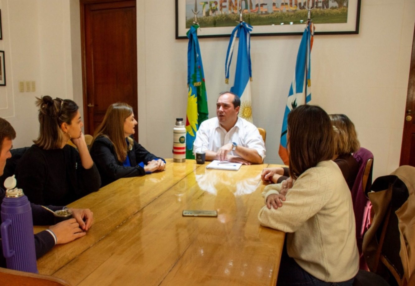 El intendente de Trenque Lauquen, Francisco Recoulat, se reunió este martes con la ministra de Mujeres y Diversidad de PBA, Estela Díaz.