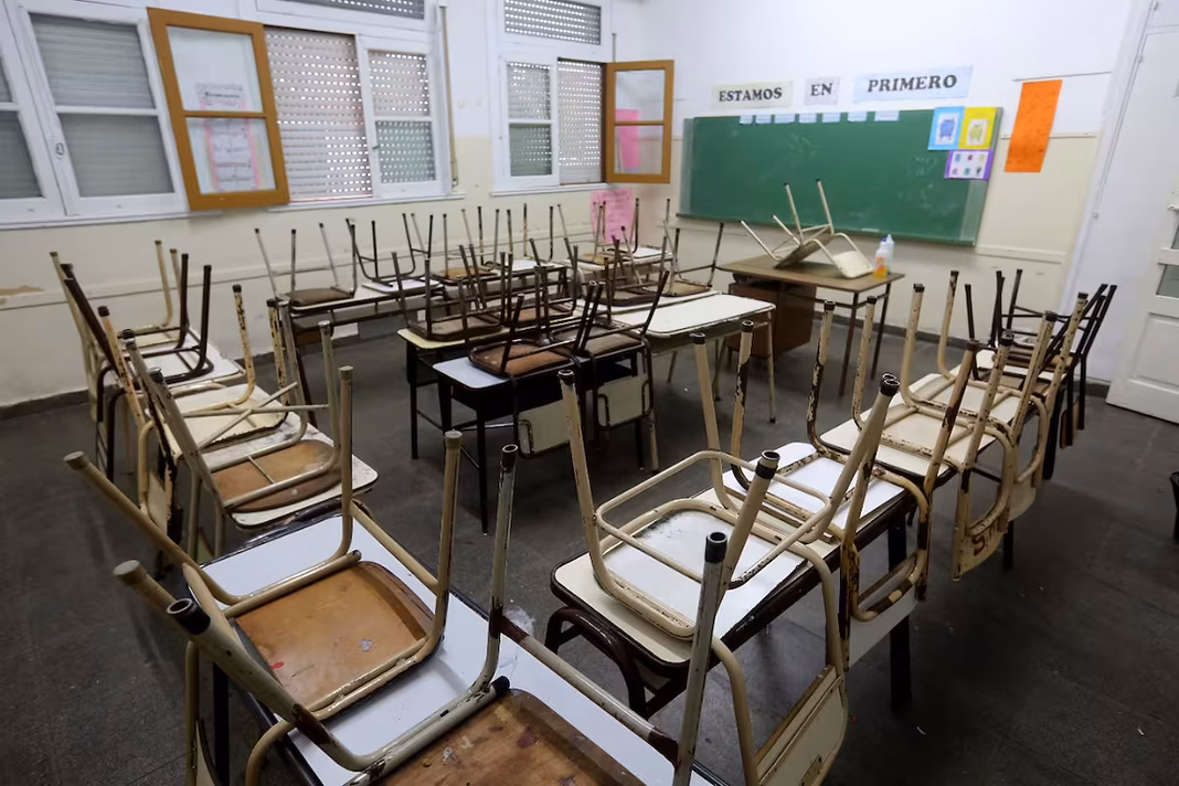 El FreNDEP convocó a un paro docente nacional con movilizaciones en 14 provincias y fuertes críticas a la conducción de CTERA.