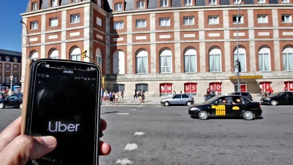 Tras varios años de conflicto entre choferes de aplicaciones y taxistas, Mar del Plata comenzó a debatir ordenanzas para regular plataformas. 