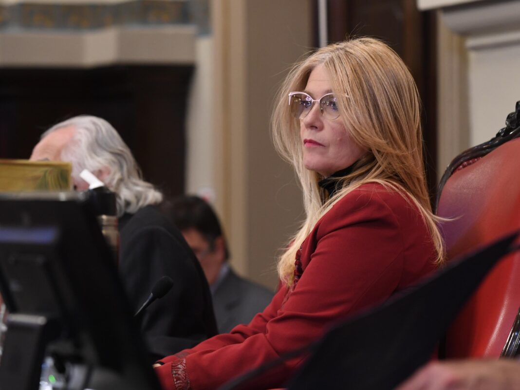 Tras seis meses de parálisis legislativa, Magario asumió la derrota interna y emitió el nuevo decreto de comisiones del Senado bonaerense.