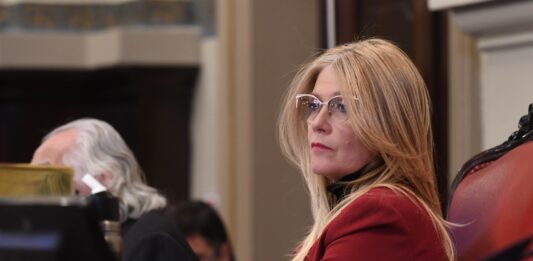 Tras seis meses de parálisis legislativa, Magario asumió la derrota interna y emitió el nuevo decreto de comisiones del Senado bonaerense.