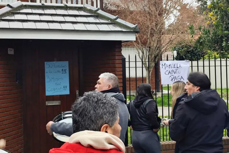 Trabajadores se manifestaron en el domicilio de Marcela Caputo, tras el cierre del frigorífico Ostramar. 