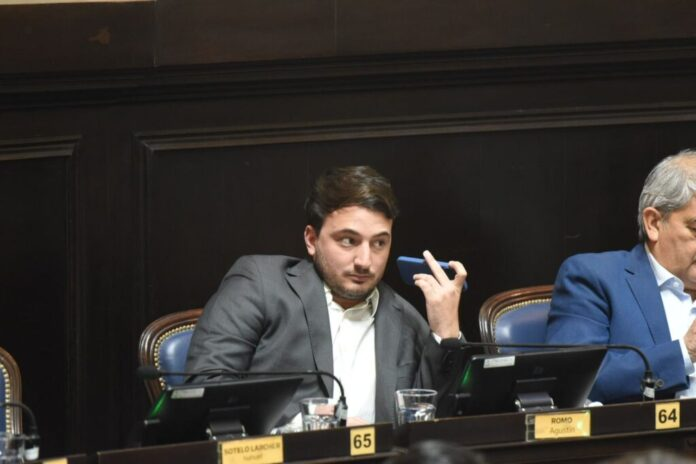 El diputado libertario, Agustín Romo, está a un paso de dejar de ser el titular de bloque por orden de Karina Milei. .