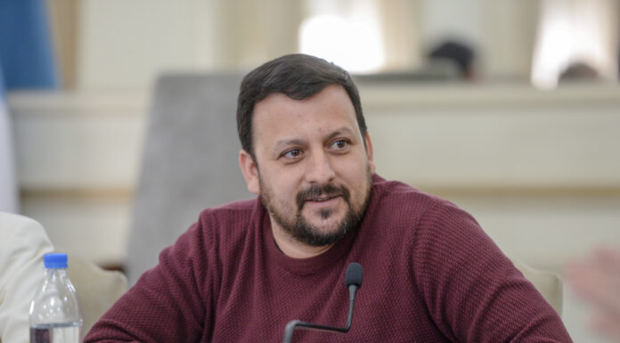 Santalla: “Vamos a trabajar con más de 200 pliegos y los cargos vacantes en la Corte” El senador bonaerense de La Cámpora, Emmanuel Santalla, revalidó su presidencia al frente de la comisión de Asuntos Constitucionales y Acuerdos. Los detalles.
