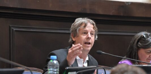 El diputado del FIT-U, Christian Castillo, formalizó su repudio legislativo a la reforma de Zona Fría en la antesala de la sesión en la Cámara baja.