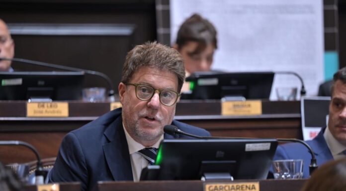 En plena sesión, la oposición pidió solucionar la crisis del IOMA: “Está en una situación pésima” Los diputados bonaerenses de la UCR + Cambio Federal, Diego Garciarena, y del PRO, Alejandro Rabinovich, volvieron a exponer la crisis del IOMA y pidieron soluciones urgentes.