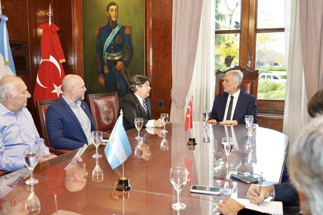 El Municipio de La Plata cerró un acuerdo con la Embajada de Turquía y la UNLP para instalar el primer laboratorio de robótica de América Latina.