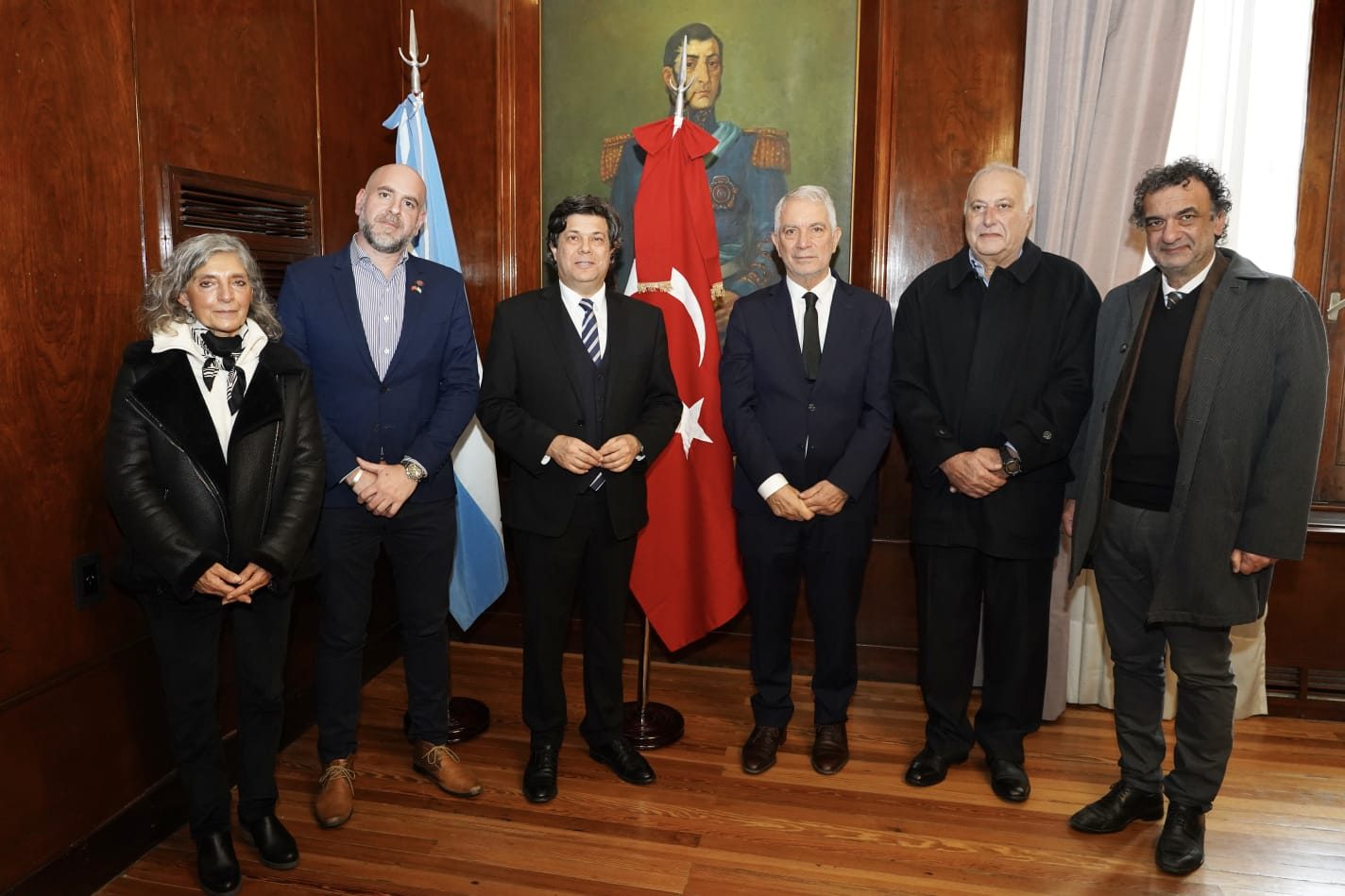 La visita del embajador Budak incluyó una donación destinada a enriquecer el patrimonio cultural de la República de los Niños.