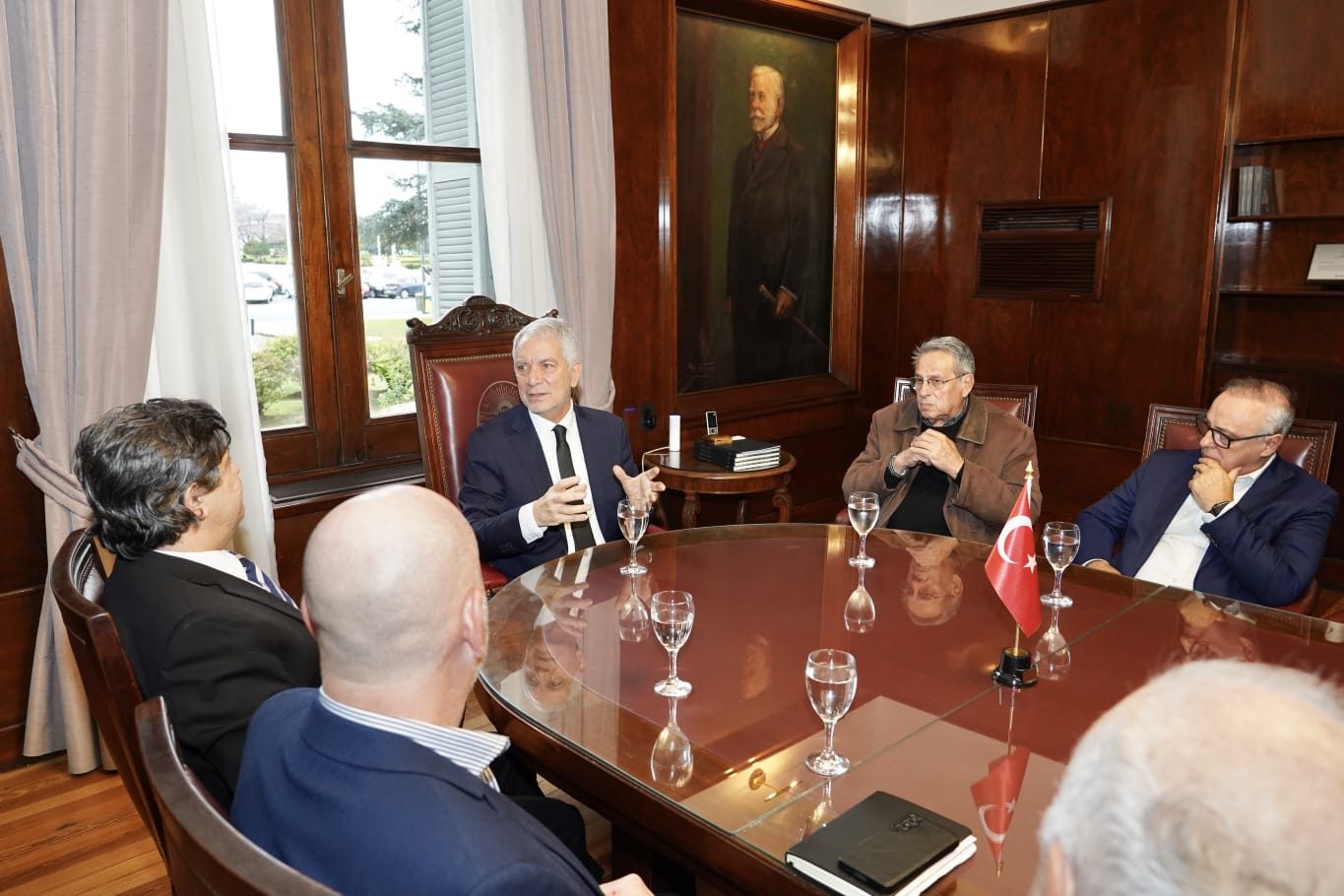 El acuerdo entre la Municipalidad de La Plata, la UNLP y Turquía contempla la instalación del primer laboratorio de robótica de América Latina, además de la capacitación de personal y asistencia técnica especializada.