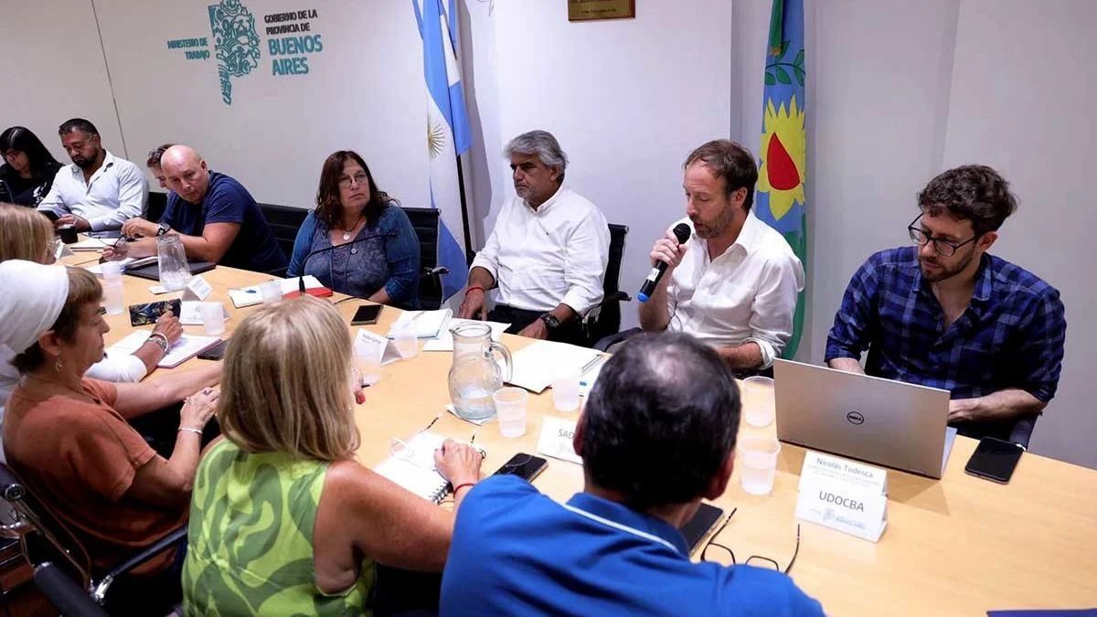 Funcionarios del Ejecutivo bonaerense puntualizaron que la prioridad esta en garantizar el pago en tiempo del medio aguinaldo de los estatales bonaerenses.