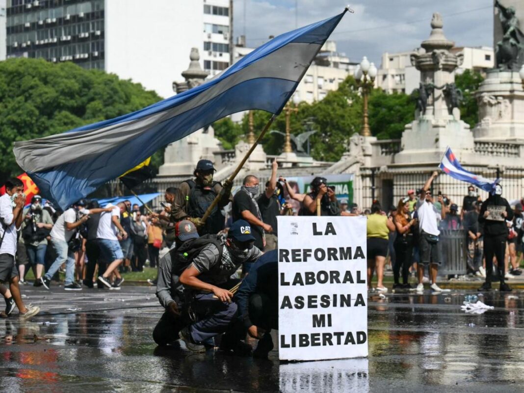 Con la firma de Javier Milei y Federico Sturzenegger, el Gobierno reglamentó la reforma laboral que avanza sobre sindicatos, sueldos e indemnizaciones.