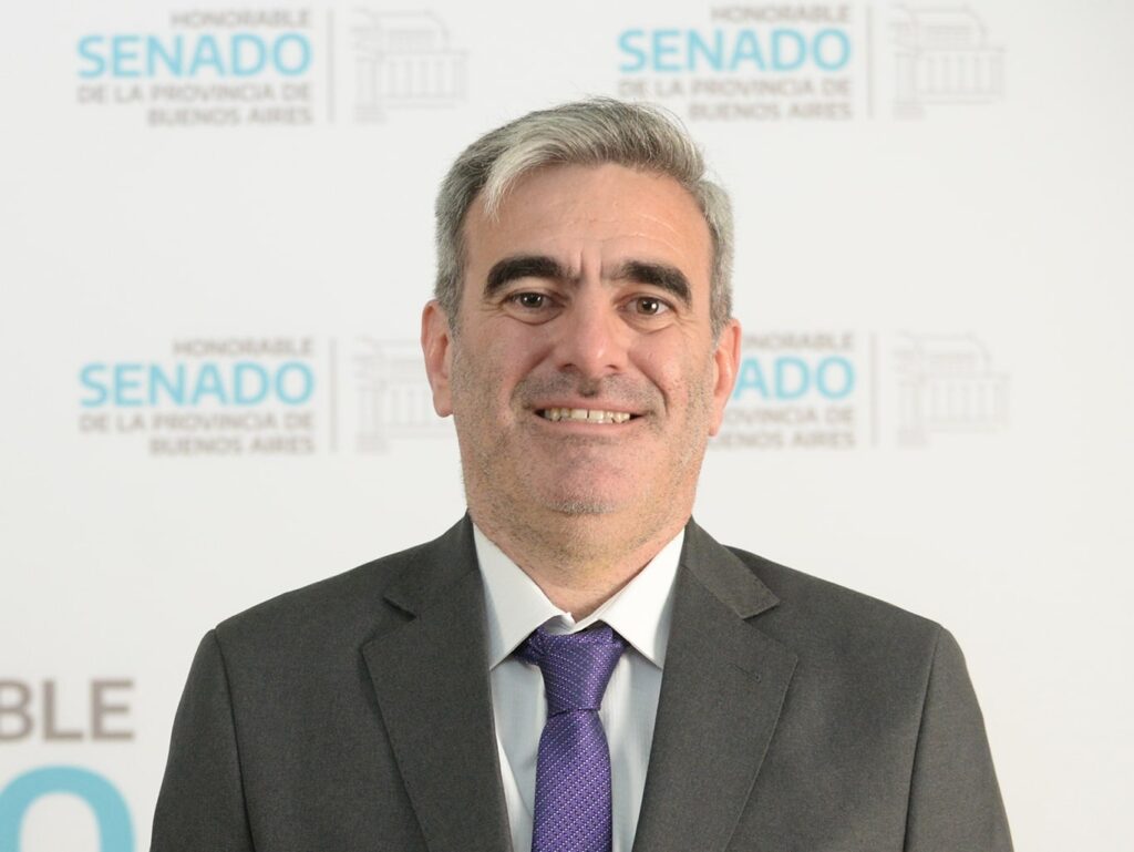 El senador bonaerense, Matías de Urraza, propone derogar una normativa vigente desde 2001 que regula la instalación de grandes superficies comerciales y cadenas de distribución.