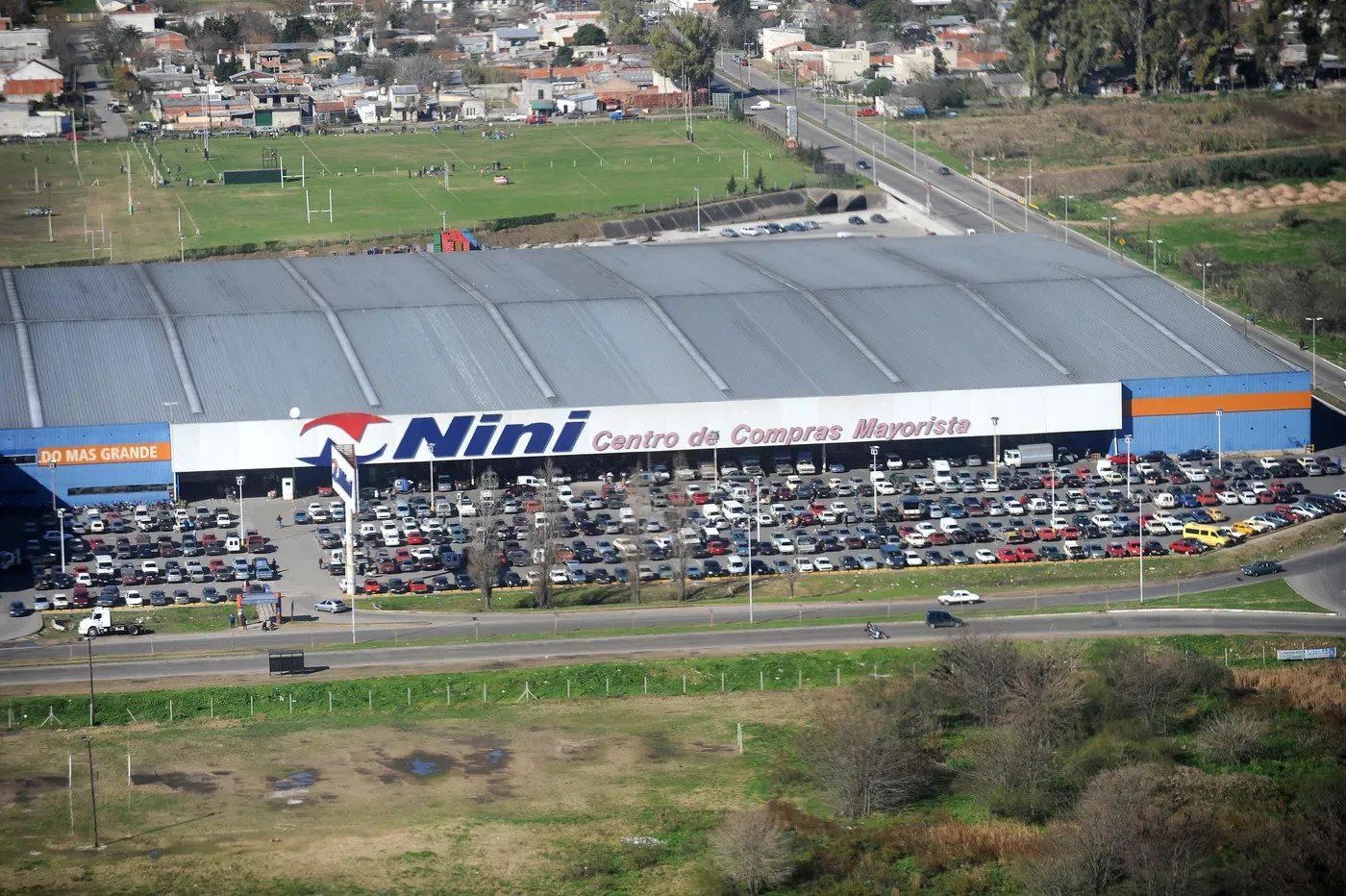 La Ley 12.573 fue sancionada en 2021 y regula la instalación, ampliación, modificación y funcionamiento de hipermercados.
