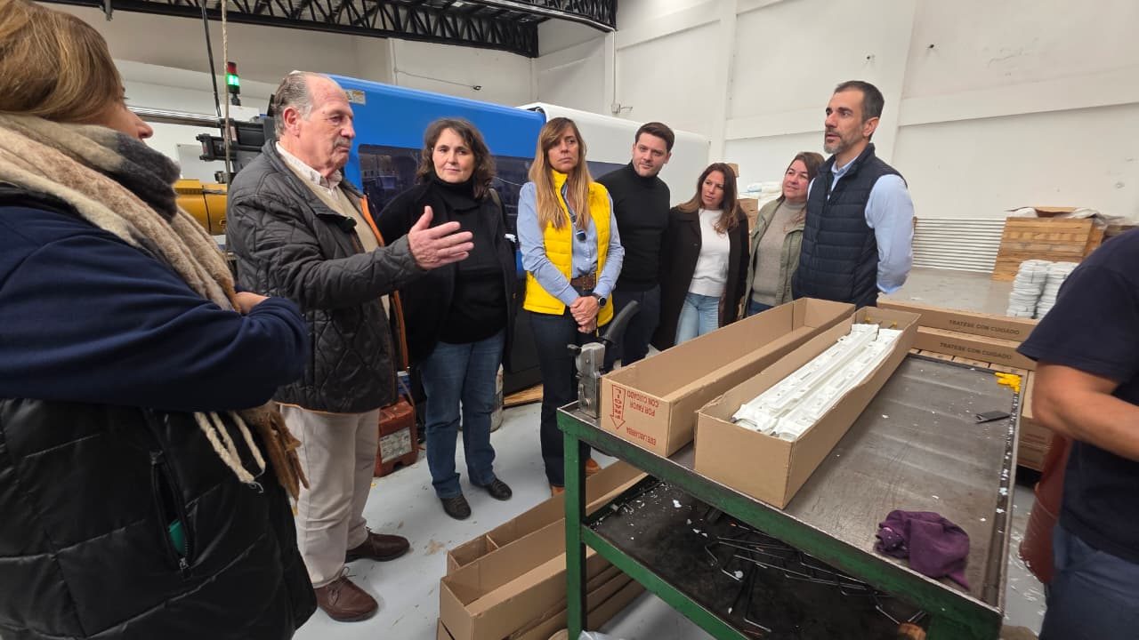 Tras reunirse con el intendente de Lincoln, Salvador Serenal, Petrecca recorrió junto a dirigentes del PRO y LLA la pyme local Carreteles Rolin.
