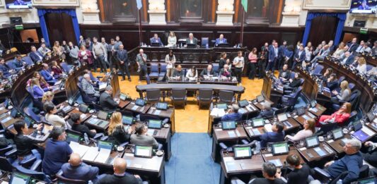 Diputados bonaerenses de la oposición presionan para que el titular del IOMA, Homero Giles, brinde explicaciones sobre la crisis de la obra social. Los detalles.