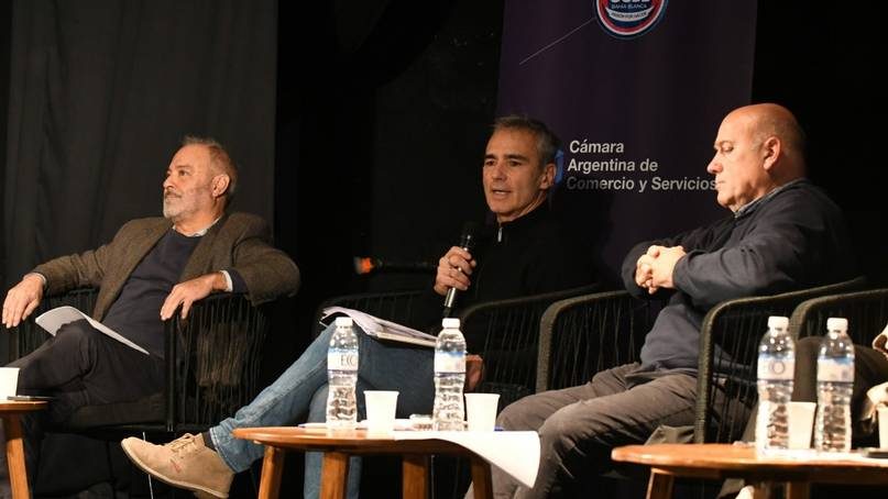 Oscar Liberman, Marcelo Feliú y Andrés de Leo dialogaron con comerciantes de Bahía Blanca que aún no logran recuperarse del temporal de 2023 y la inundación de marzo de 2025. 