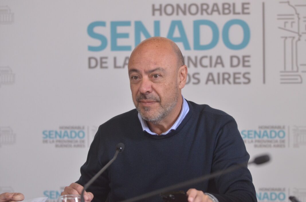 El senador de Fuerza Patria Adrián Santarelli llamó a construir consensos tras la conformación de la comisión de Presupuesto del Senado bonaerense.