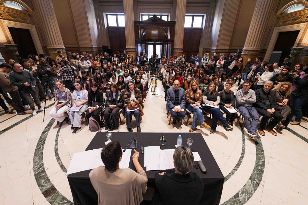 En la previa del Ni Una Menos, Mayra Mendoza formalizó la presentación de la Ley Ema, junto a la madre de la jóven víctima de violencia digital. 