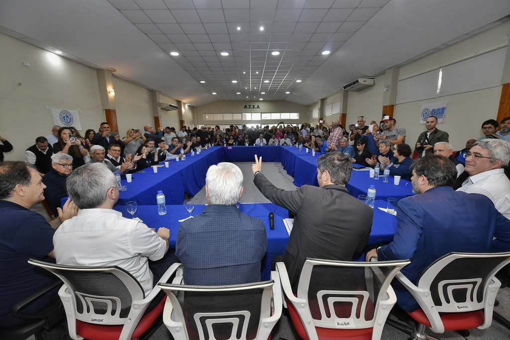 Durante su recorrida en Corrientes, el gobernador bonaerense, Axel Kicillof, encabezó un encuentro con dirigentes del peronismo local. 