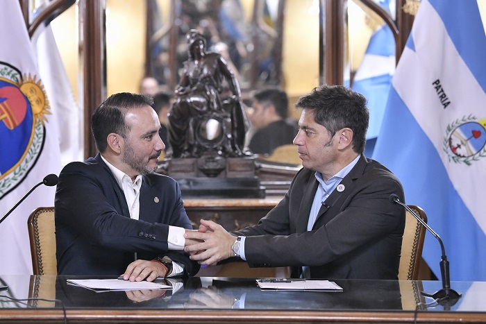 El gobernador bonaerense, Axel Kicillof, firmó convenios con su par de Corrientes, Juan Pablo Valdés.