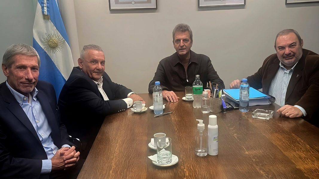 Sergio Massa se reunió con martilleros bonaerenses y respaldó su rechazo a la desregulación inmobiliaria que impulsa el Gobierno nacional.