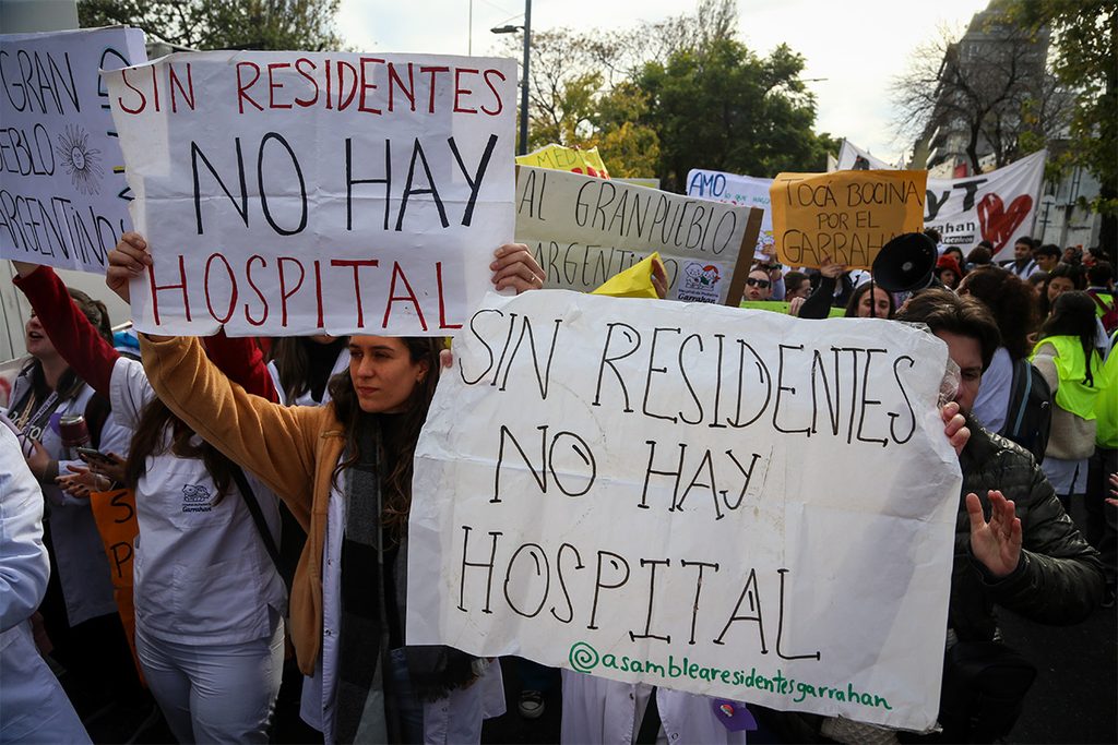 La Sociedad Argentina de Pediatría advirtió que la falta de residentes y nuevos profesionales en el sector se debe a las condiciones desiguales en las que se forman los médicos de las distintas áreas. 