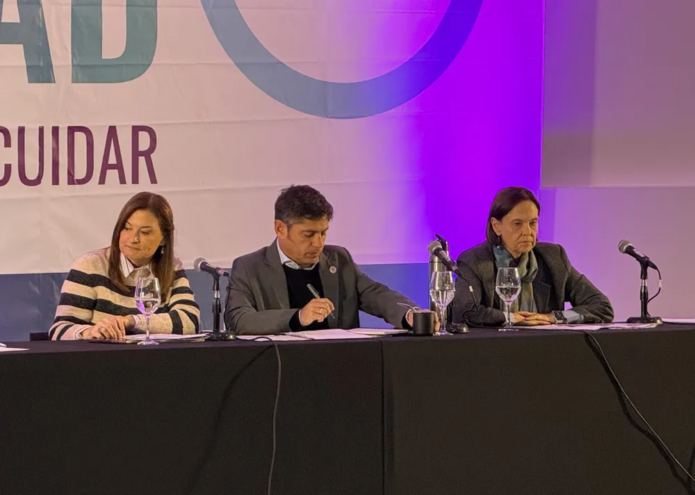 En el marco de un encuentro de Mujeres en Ensenada, el Gobernador bonaerense, Axel Kicillof, despidió entre lágrimas al Indio Solari. 