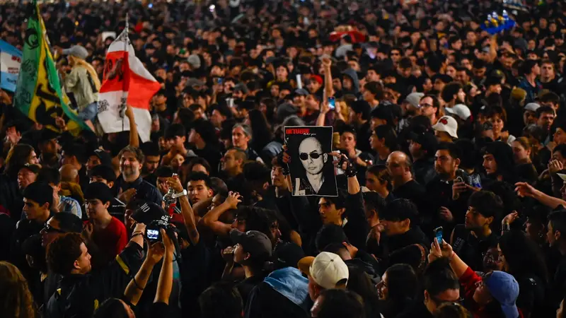 De manera espontanea, fanáticos de todo el país se congregaron en distintas plazas para homenajear al Indio Solari. El último adiós será este domingo en el Parque Dominico de Avellaneda.
