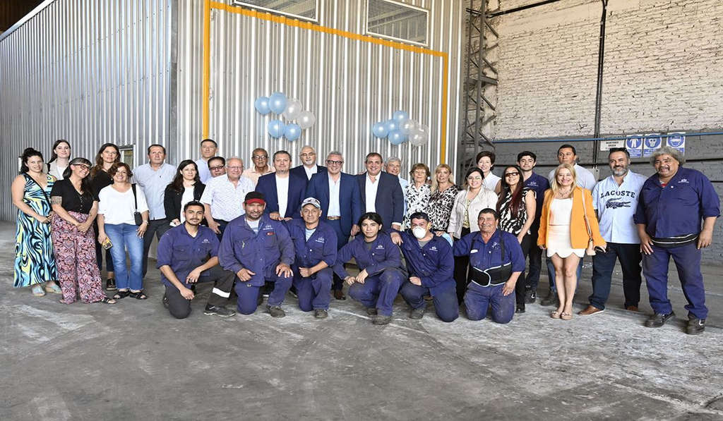 El intendente de Tigre, Julio Zamora, con los dueños y trabajadores de la firma. 