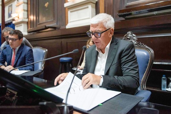 Diputados: el peronismo frustró la sesión por la crisis del IOMA y pateó el debate para el jueves La Cámara de Diputados bonaerense reprogramó las sesiones especial y ordinarias que estaban previstas para este lunes por la tarde al jueves.