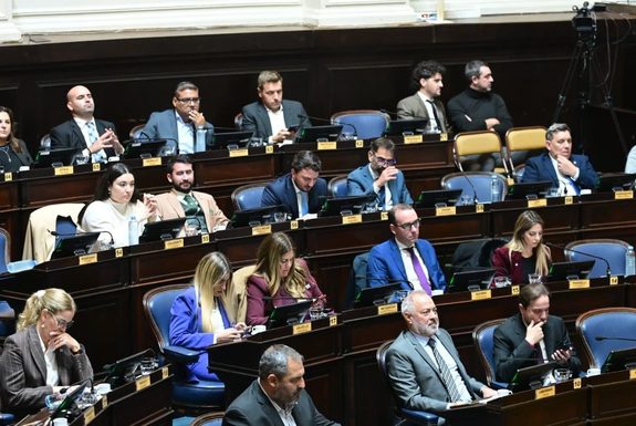 La oposición cuestionó la suspensión de la sesión por IOMA: “Solo fue una puesta en escena” La oposición cuestionó a la conducción de Diputados por postergar la sesión sobre IOMA y acusó al oficialismo de eludir el debate legislativo.