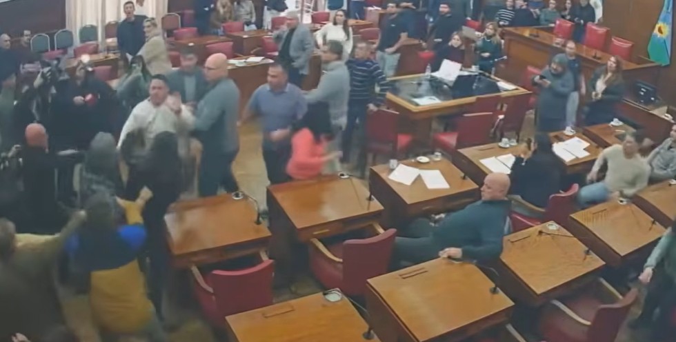 Concejo Deliberante de Mar del Plata: trabajadores de taxis y remises agredieron al titular de Asociación Civil Conductores Unidos quien defendía la legalidad de las apps de transporte.
