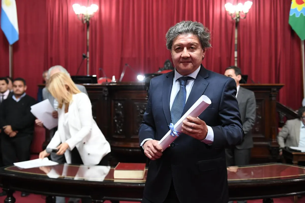 El senador bonaerense de la bancada de los libertarios dialoguistas, Carlos Kikuchi, pide reconocer al equipo de investigación de la UNLP y el CONICET. 