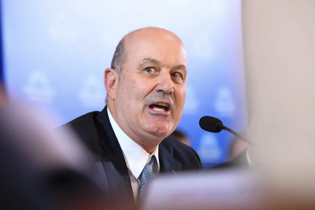 El senador Marcelo Leguizamón respondió a Sturzenegger, tras la polémica frase sobre La Plata y reivindicó la identidad productiva del distrito.